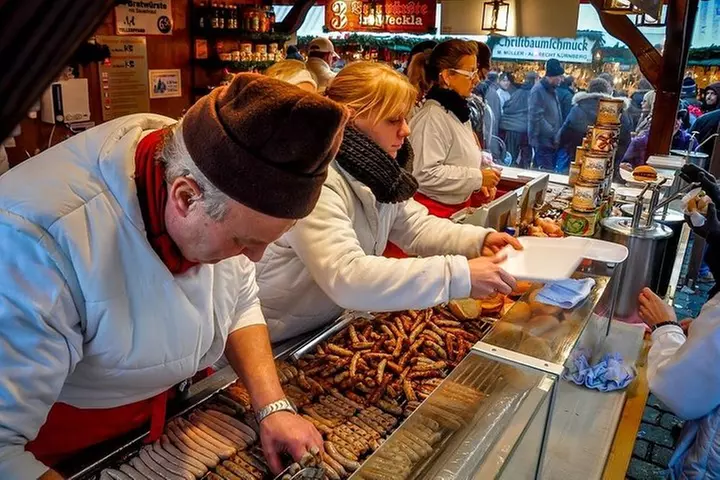 Chicago-Style Holiday Hike: Festive Food and Walking Tour