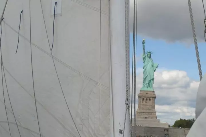 Bubbles and Bites Sail in New York City