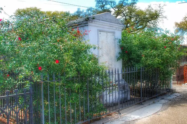 New Orleans City and Cemetery Tour with Garden District Stroll