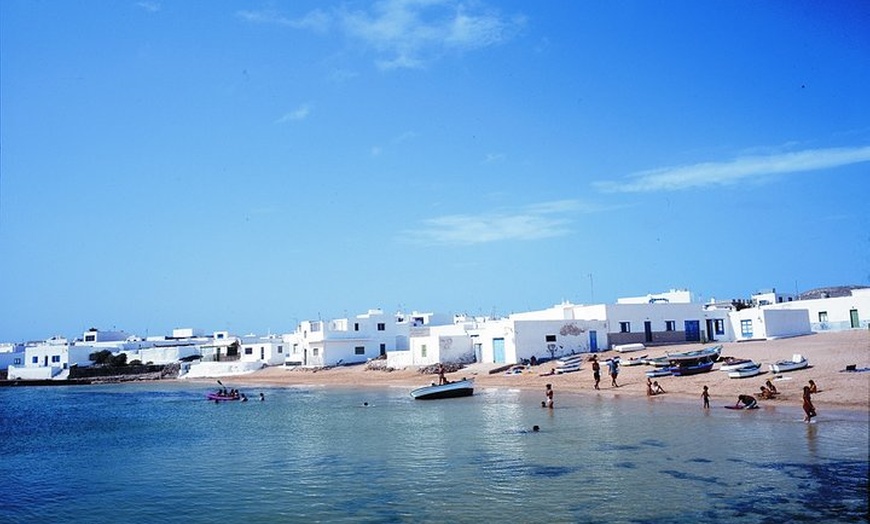 Image 3: Lanzarote: billete de barco ida y vuelta a La Graciosa con wifi