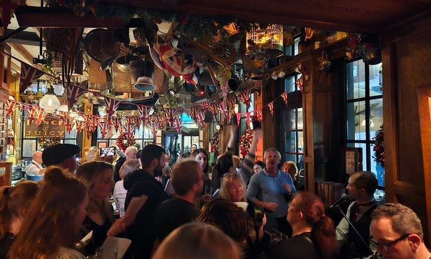 Image 6: Private: Pub Crawl and Sing along London Experience