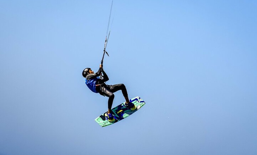 Image 8: Clases de kitesurf en Tarifa - Clases semi-privadas para todos los ...