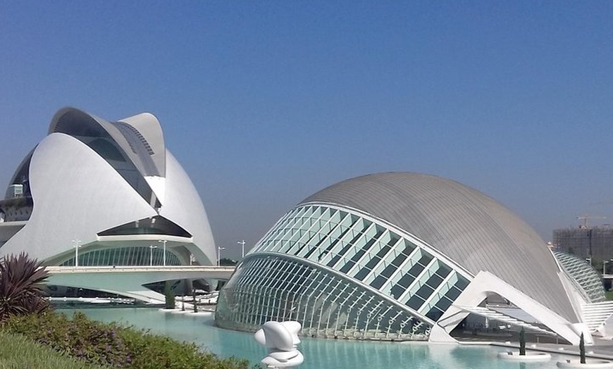 Image 2: La Ciudad de las Artes y las Ciencias en Valencia