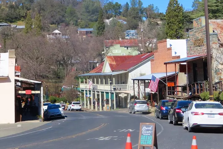 A Highway 49 Drive: A Self-Guided Audio Tour from Placerville to Ja...