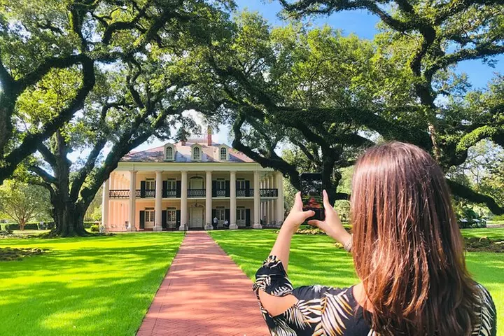 Swamp Boat Ride and Oak Alley Plantation Tour from New Orleans