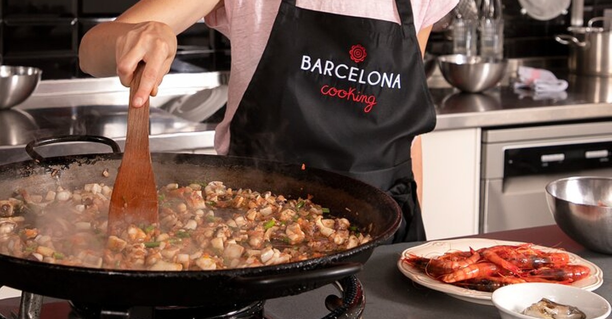 Experiencia de paella interactiva con mercado y vino en Barcelona