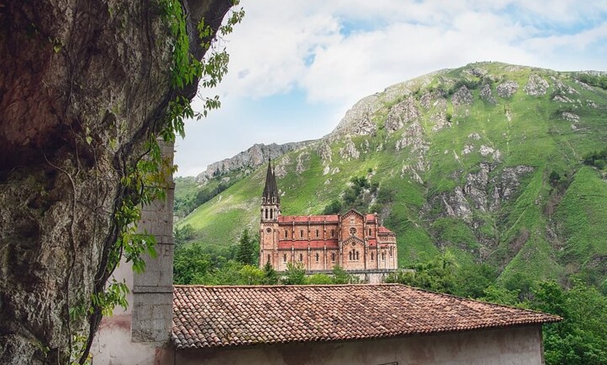 Image 2: Excursión a los Lagos y Covadonga desde Cangas de Onís