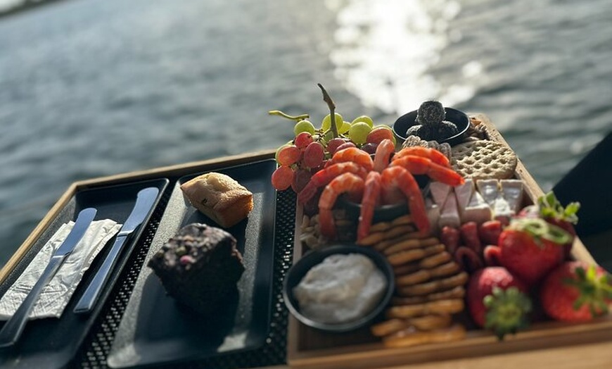 Image 2: Gold Coast 2 hour Sunset Sailing Cruise with Drinks&Tasting Plate