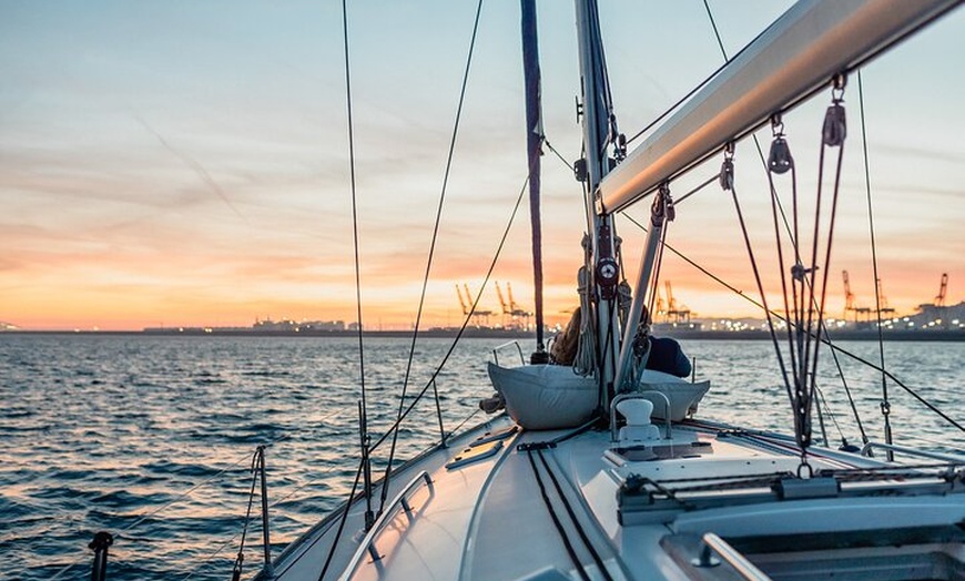 Image 19: Paseo en Velero al Atardecer en Barcelona con Capitán Local