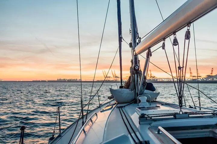 Crucero al atardecer en Barcelona liderado por Young & Local Captain
