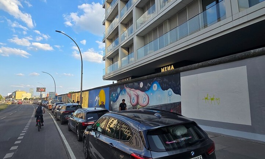 Image 14: Berlin VIP TOUR - Private Bus Tour inklusive Chauffeur und Guide