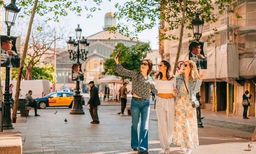 Image 7: Visita guiada a pie por la ciudad de Barcelona con teleférico y pas...
