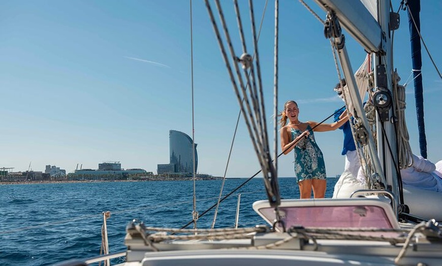 Image 14: Paseo en Velero al Atardecer en Barcelona con Capitán Local