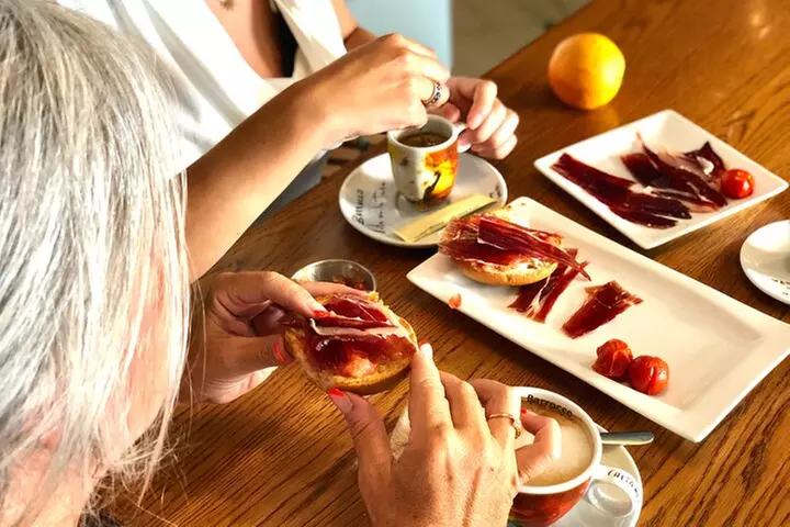Experiencia del jamón ibérico con desayuno tradicional Madrid centro