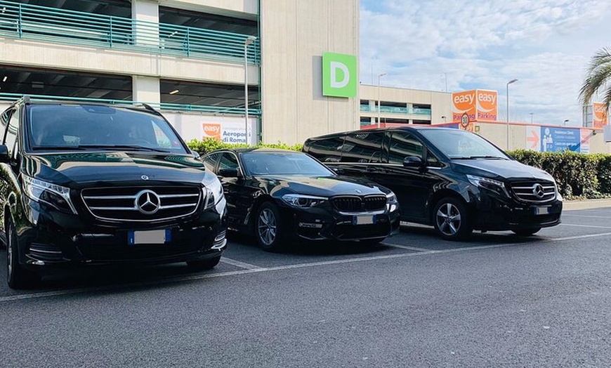 Image 3: Bilbao ciudad a Aeropuerto de Bilbao (BIO) - Traslado privado de sa...