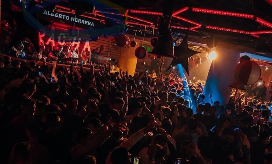 Image 11: Fiesta de Barcelona con Beer Pong Drinking Game Plus Entrada VIP Club