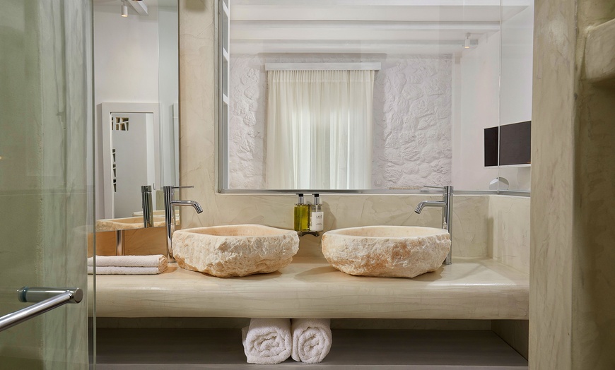 Image 9: ✈ SANTORIN | Perivolos - Petri Suites Santorini 3* - Petit-déjeuner...