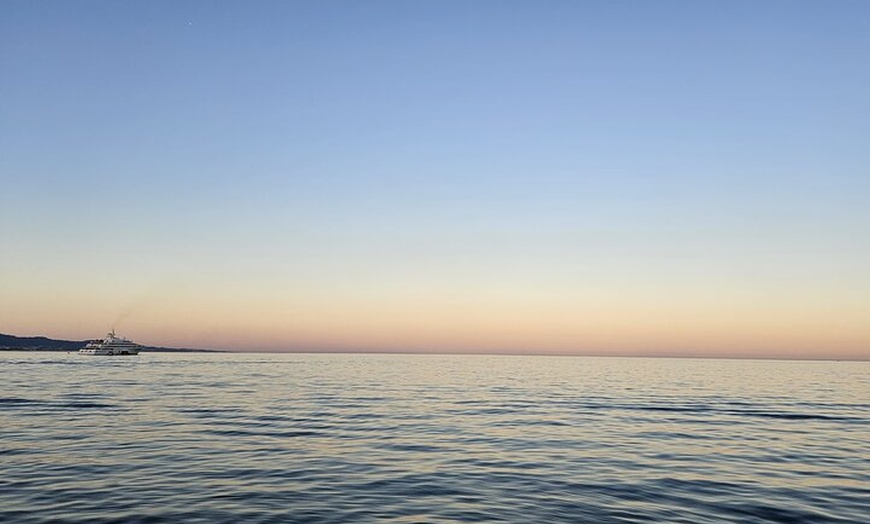 Image 12: Marbella: Crucero al atardecer en catamarán con aperitivos y bebidas