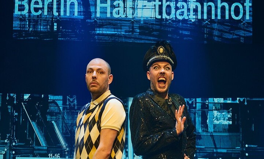 Image 19: Wintergarten Varieté "VARIETÉ GAGA - The Crazy Berlin Show"