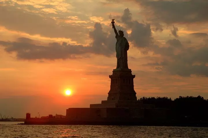 Bubbles and Bites Sail in New York City
