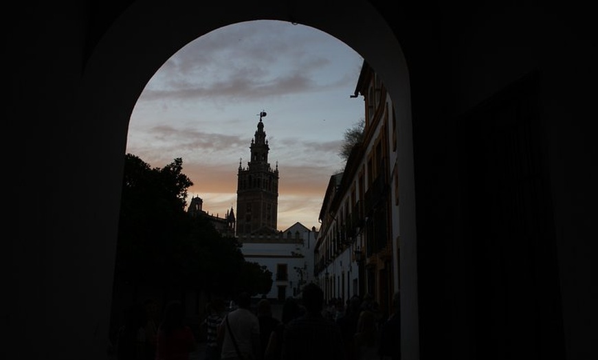 Image 6: Tour histórico nocturno de Sevilla con historia encantada