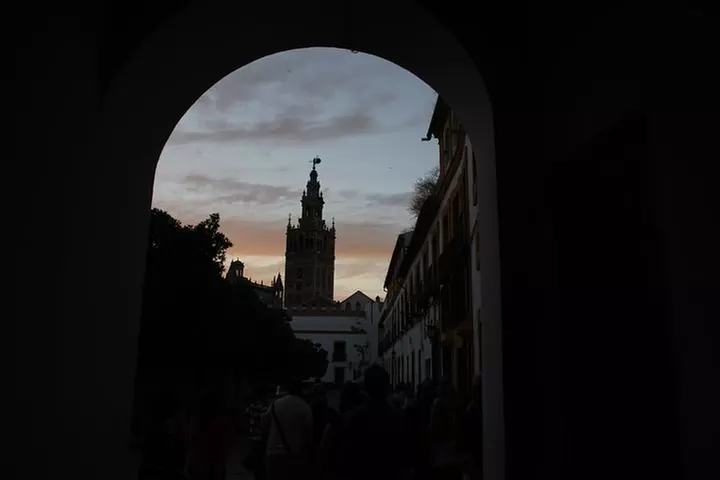 Tour histórico nocturno de Sevilla con historia encantada - Second Medium