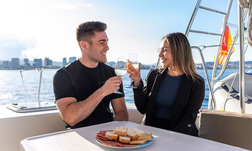 Image 4: Crucero en barco, vino y tapas incluidos