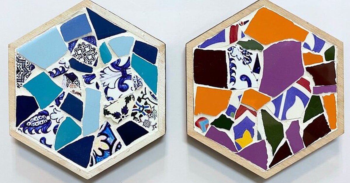 Clase de mosaico guiado con azulejo hexagonal Gaudí en Barcelona
