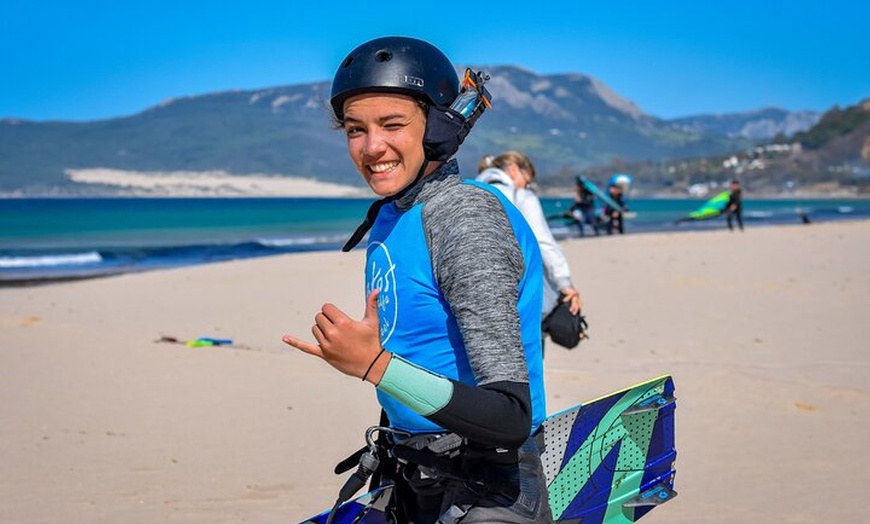 Image 11: Clases de kitesurf en Tarifa - Clases semi-privadas para todos los ...