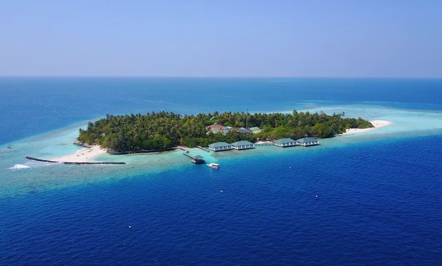 Image 1: ✈ MALDIVES | Atoll Malé Sud - Embudu Village 3* - Plage de sable blanc