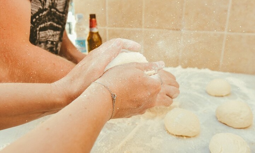 Image 9: PIZZA LAB: impara da un vero pizzaiolo e crea la pizza!