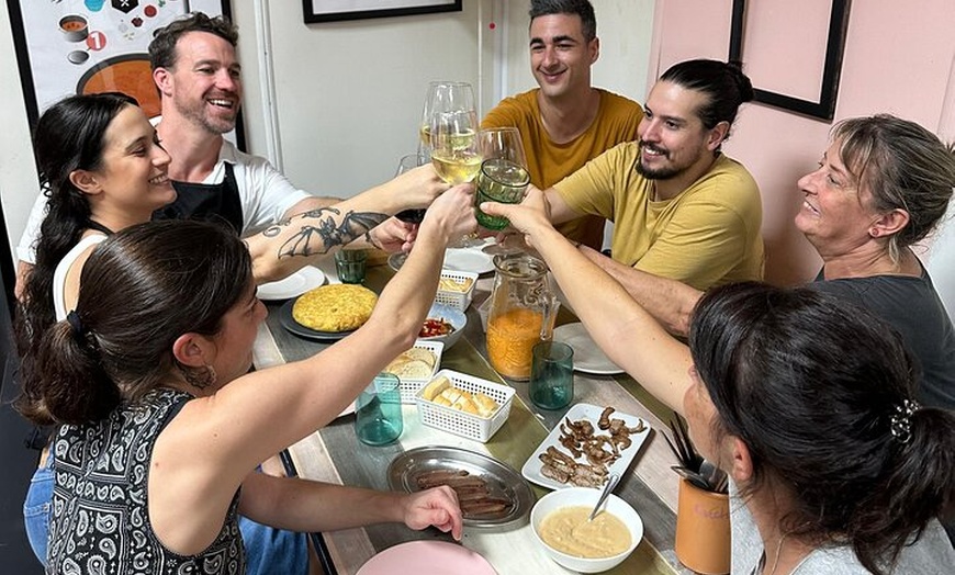 Image 2: Clase de Cocina de Tapas Española con Música de Guitarra en Vivo
