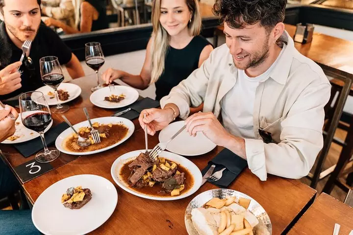 Tour de tapas y vinos por Madrid con vistas a la azotea y guía local