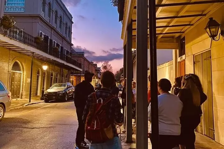 Ghost Tour and Haunted Pub Crawl Party with Free Shot