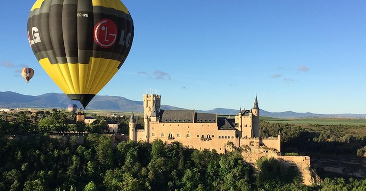 Paseo en globo al amanecer sobre Segovia desde Madrid