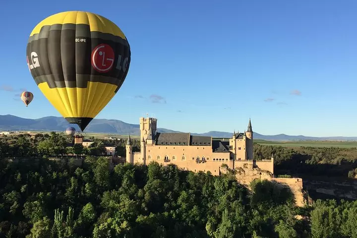 Segovia desde los cielos: Paseo en globo al amanecer