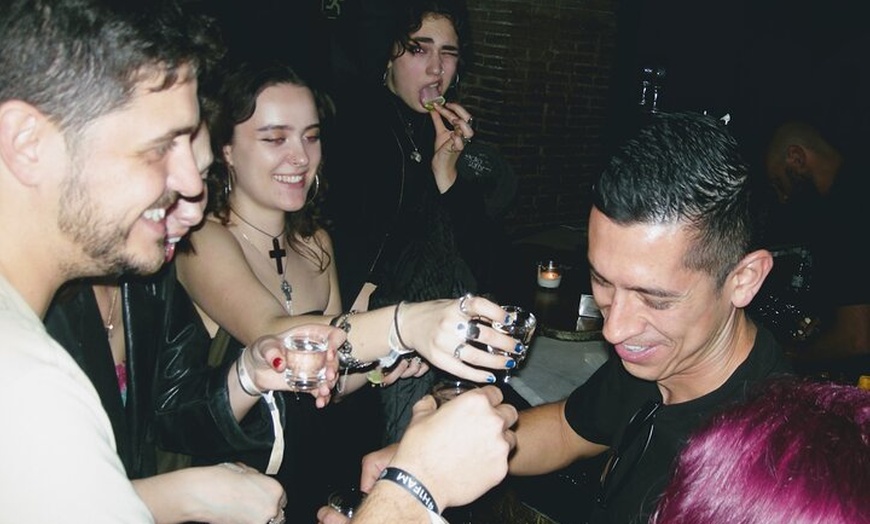 Image 30: OG Barcelona Night Adventure — 3 bares, 3 chupitos y entrada VIP al...