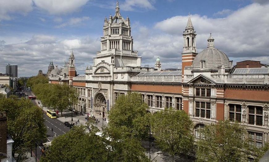 Image 1: Private Guided Tour of The Victoria and Albert Museum - 3 Hour