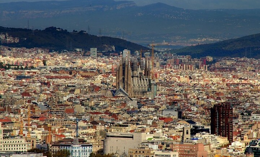 Image 2: Recogida en el aeropuerto privado y tour panorámico por Barcelona