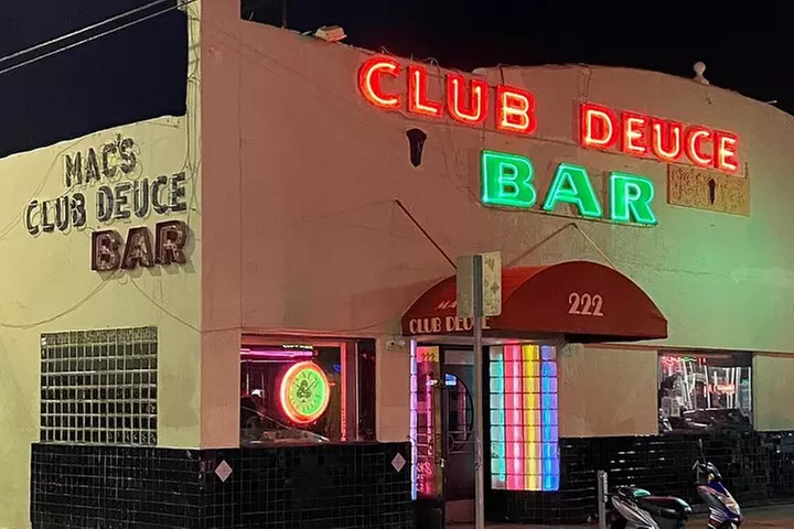 Award-winning Art Deco & Hidden Gems Walking Tour in Miami Beach