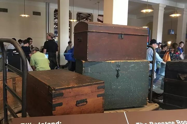 NYC Mafia and Ghost Tour to Ellis Island and Statue of Liberty