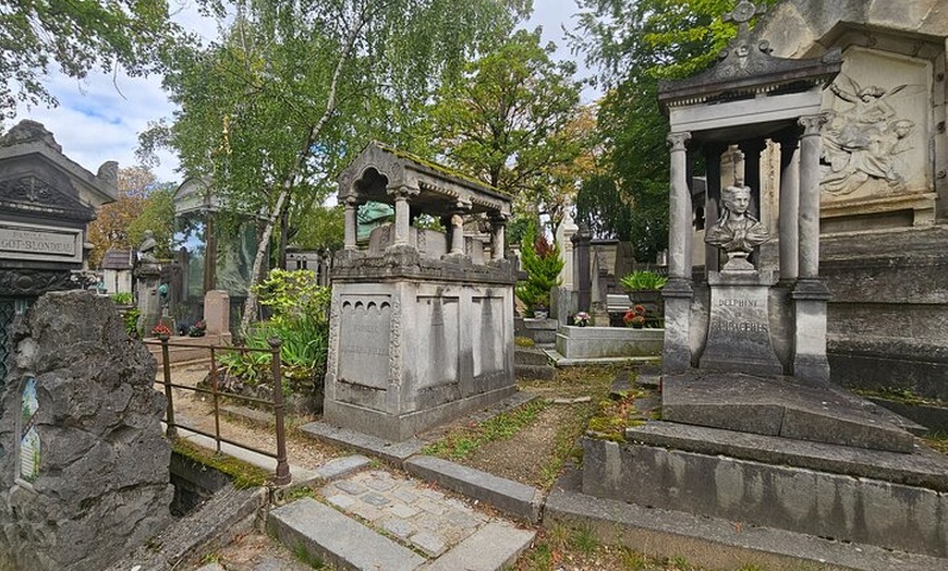 Image 6: Visite du cimetière du Père Lachaise, contes des tombes et crêpes