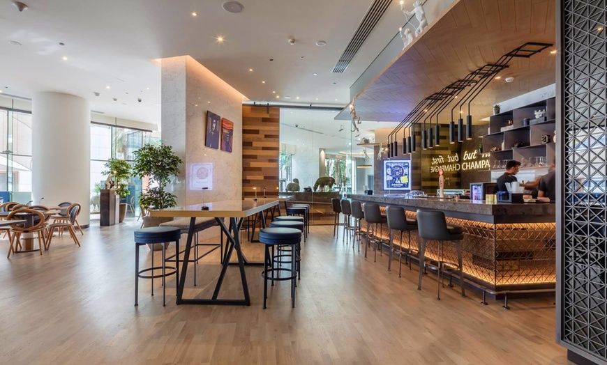 Image 9: ✈ EMIRATS ARABES UNIS | Dubaï - Media One Hotel 4* - Piscine extéri...