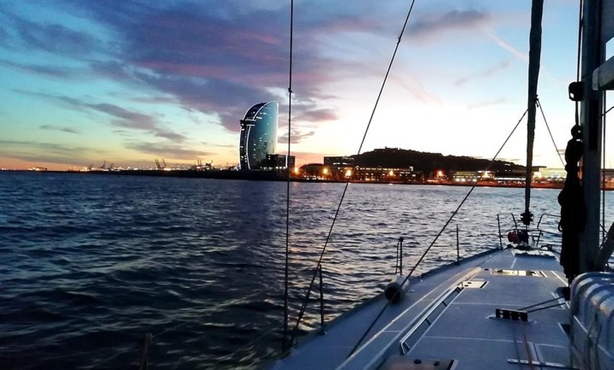 Image 7: Experiencia de navegación a vela al atardecer en velero compartido ...