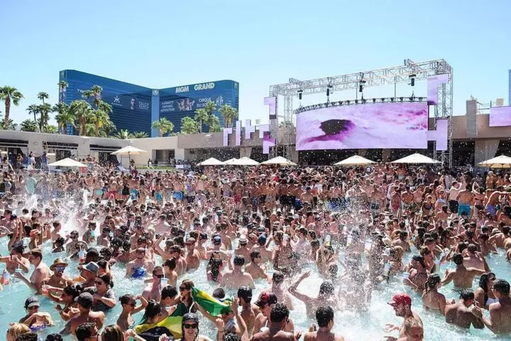 Las Vegas Pool Party Crawl by Party Bus with Fast Pass Entry - Primary Image