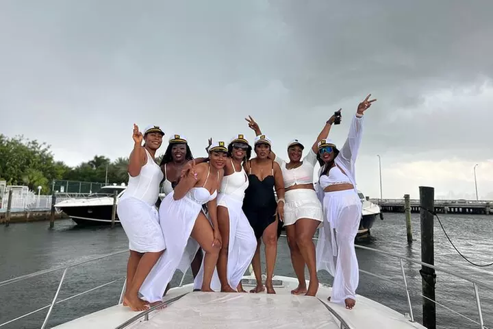 Miami Beach Luxury Yacht Adventure: Explore Stunning Coastline