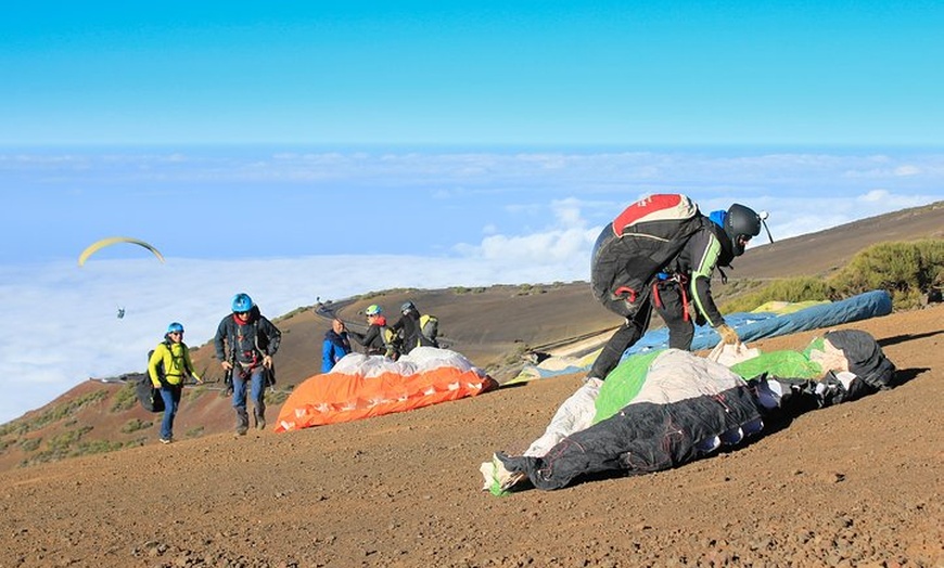 Image 24: Experiencia épica de parapente en Tenerife con el equipo campeón de...