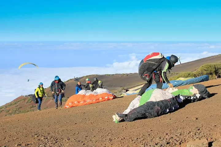 Experiencia épica de parapente en Tenerife con el equipo campeón de...