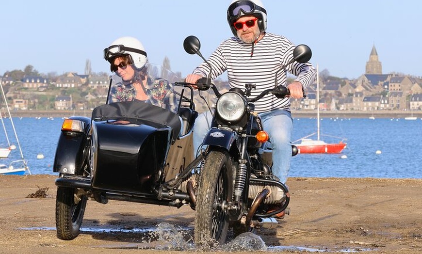 Image 1: Saint Malo et Saint Servan en sidecar vintage avec chauffeur