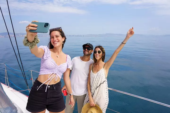 Crucero en catamarán por Barcelona con tapa y bebida incluidas